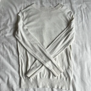 stickad tröja - vit stickad tröja, är lite nopprig därav priset🌸