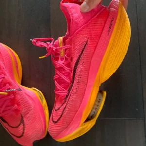 Nike alphafly Zoom NeXT% 2 - Nike löparskor i nyskick! Storlek 38.5 Nypris 3500kr 