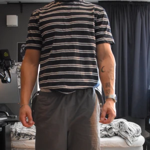 Randig t-shirt - Storlek L/XL. Jag är 185cm 90kg för referens