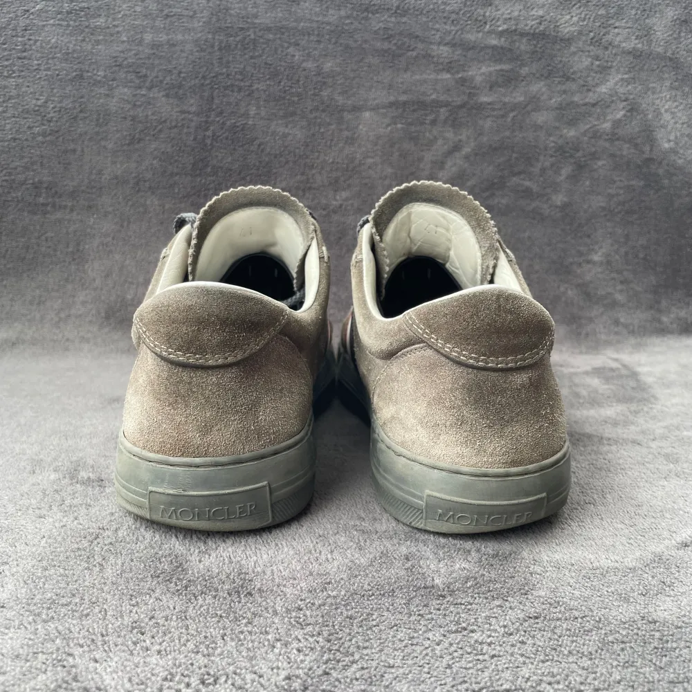 Stilrena moncler skor i färgen beige, skorna är i fint skick bortsett från lite skrap på sulorna | storlek 41 | nypris ~4200kr | dustbag medföljer vid köp!. Skor.