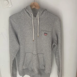 gant hoodie - säljer min fina gant hoodie! knappt använd 