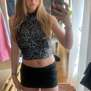 Glittertopp - Svart paljettopp med öppen rygg, skicka för fler bilder! ❣️