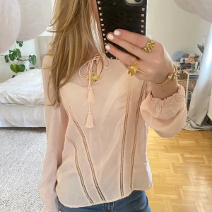 Rosa blus!! - Säljer denna jättefina blusen pågrund av att den aldrig kommer till användning 💓 den är i ett bra skick☺️den är i storlek 38 men skulle säga att den passar 36 också.