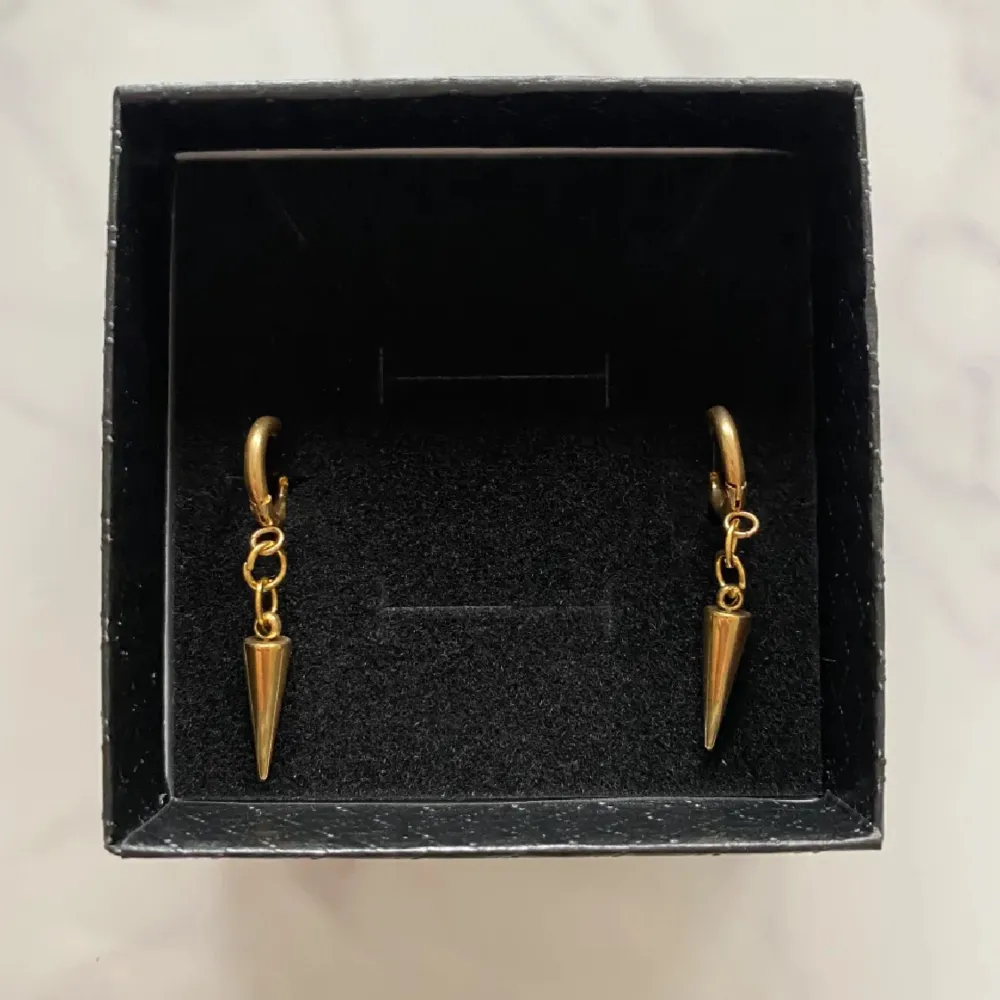 (Säljer för mitt UF) Studded Earrings Gold Short är ett par guldiga örhängen (den korta varianten) gjorda av rostfritt stål. Perfekta för att ge din outfit extra glans. Vårt pris för dessa är endast 26 kr ?! . Accessoarer.