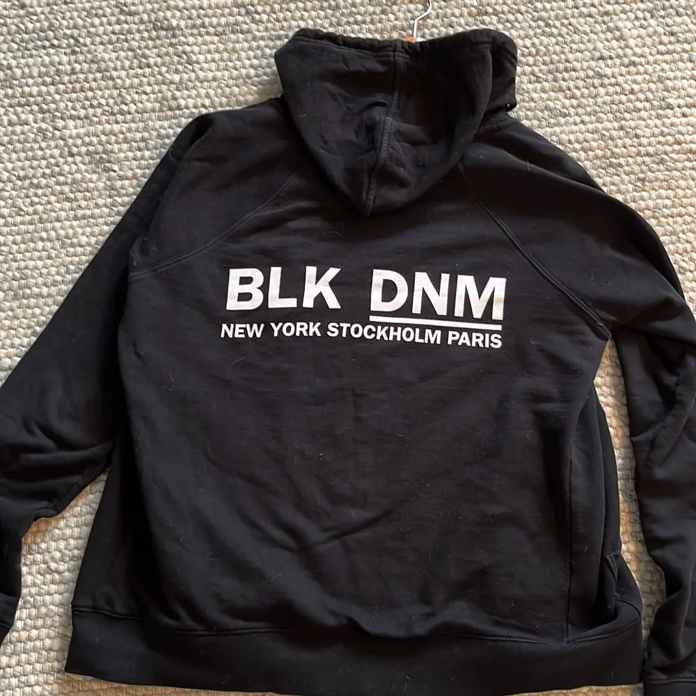 Hej! Säljer denna fina helzip hoodie från BLK DNM🔥köpt för 1399kr💸 skick: 8/10✅ och har inga defekter!!! Storlek XS men passar S också!. Hoodies.
