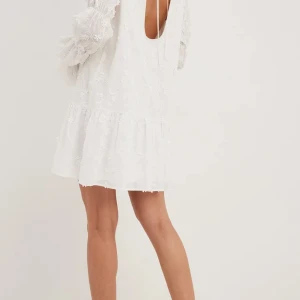 na-kd klänning  - Helt ny med prislapp. Beställd i fel storlek. Super fin till student eller skolavslutning.