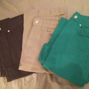 Jeans - Jätte snygga jeans i brun, beige och grön❤️jag Älskar hur dom sitter på men efter som att dom är högmidjade så skaver det på min navelpercing😕dom bruna är helt oanvända och det gröna och beige är andvända 3-5 gånger skriv för bilder eller frågor❤️❤️