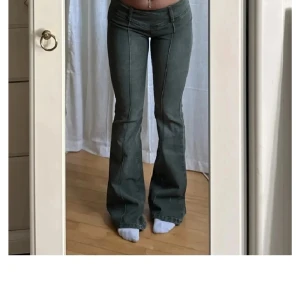 Lågmidjade utsvängda jeans  - Säljer dessa lågmidjade utsvängda jeans pga att dom va för stora! Dom är sydda i skrevet men inget som syns dom är oxå uppsydda i benen för att dom va för långa! Kom privat för mått och bild på sömmen INNAN ni köper så att de inre blir några problem💕