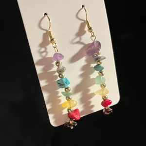 Chakra örhängen - Egengjorda chakraörhängen🌈 Stenarna är; ametist, lapis, turkos, fluorit, citrin eller kalcit, röd korall och granat