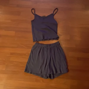 Snyggt pyjamas set som är super skönt och perfekt att ha på sommar kvällar eller när du ska sova över med kompisar💕💕 - Setet är i storlek xs och är för 12-13åringar 💕linnet har även spets som är väldigt populärt nu💕