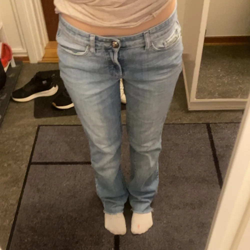 Fina ljusblåa jeans, har används en gång, jag säljer dom för att jag inte använder dom och för att dom är lite för stora, jag har klippt dom där nere för att dom var för långa, storlek 40, köpta för 350, priset kan diskuteras❤️. Jeans & Byxor.