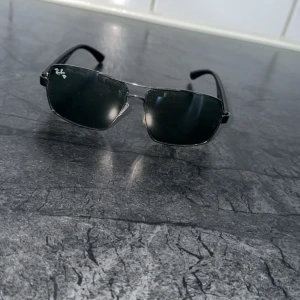 Raybans  - Tjena! Säljer ett par riktigt snygga Rayban solglasögon riktigt snygga till sommaren 