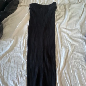 jättefin tajt lång kjol - säljer min superfina tajta lite längre kjol från zara då den inte kommer till användning längre, den är i storlek S men skulle säga att både en Xs och M skulle kunna ha den🥰använd ett fåtal gånger och är skick som ny 💕