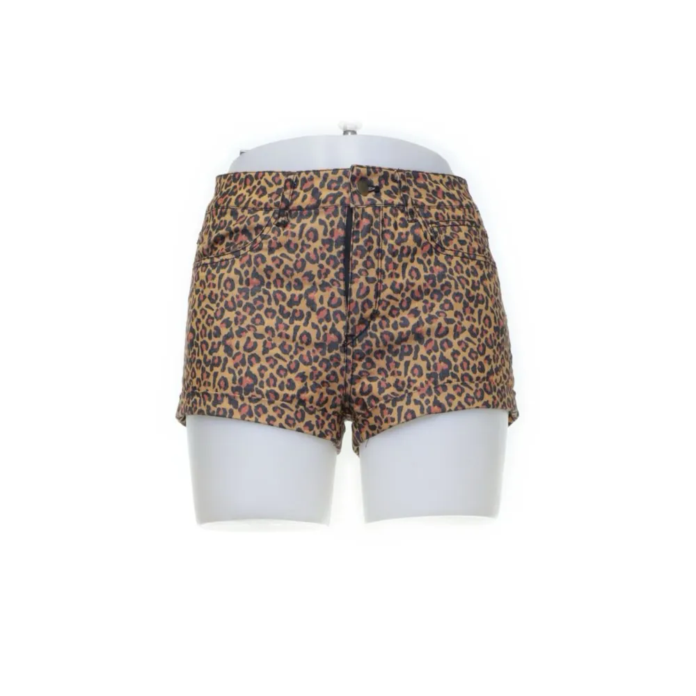 Jättefina leopard shorts som tyvärr var lite små på mig. Super bra skick 🐆 . Shorts.