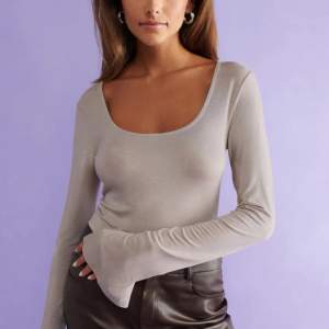 Tröja från Gina tricot som är väldigt populär nu, tröjan är tyvärr för stör därav säljs den. Super skön😍🩷🩷