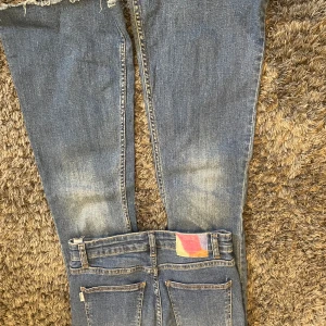 Blå bootcut mid-waist jeans - Mycket bra skick! Tyvärr är de för små för mig, jag har storlek xs/xxs i dam så dessa kanske är xsss i damavdelningen❤️