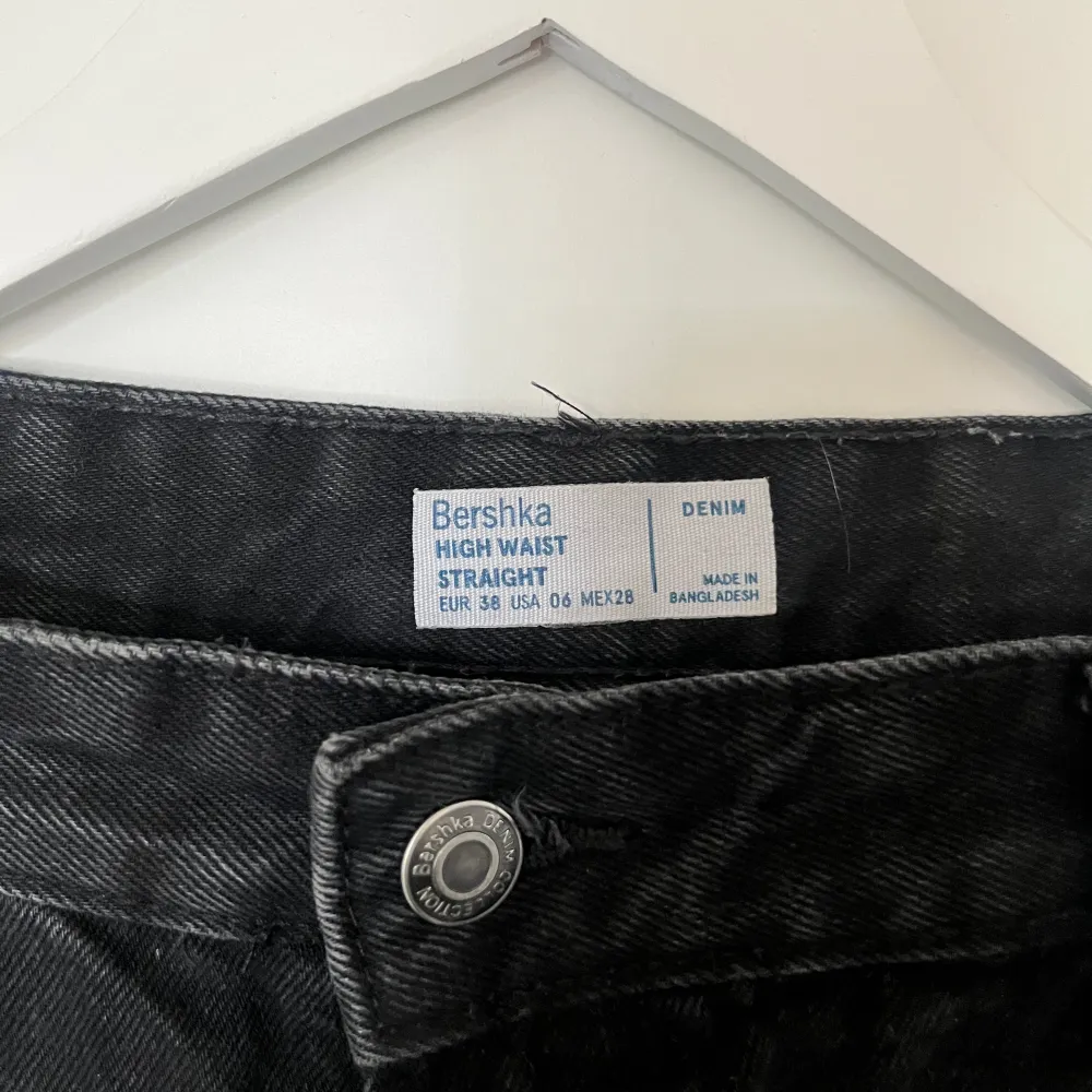 Raka jeans från Bershka i storlek 38. Svart / mörkgrå färg. Använd fåtal gånger. . Jeans & Byxor.