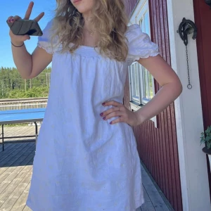 Vit klänning - En jättefin vit klänning som passar perfekt till studenten eller andra varma sommardagar ☀️köpte den för 800 och har även sytt in den litegrann i midjan, skriv till mig ifall ni vill ha fler bilder!