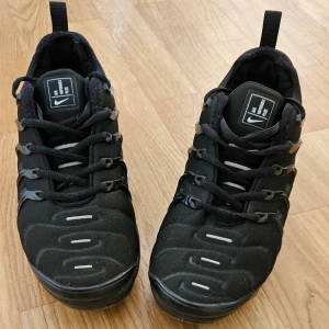 Nike VAPORMAX PLUS - Ett par skor som är väldigt frächa och nästan som ny skick, Stl 41(26cm) men passar bra på mig som har stl 40. Sitter bra och är bekväm att gå i. Bara att fråga om ni undra nått.