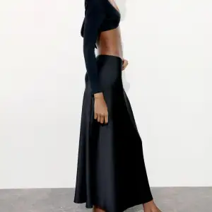 En helt ny svart lång satinkjol ifrån ZARA med lappen kvar. En jätte fin och elegant kjol som är otroligt skön🥰den går absolut att ha mer/ mindre lågmidjat samt resår i midjan då den är även anpassningsbar🤩