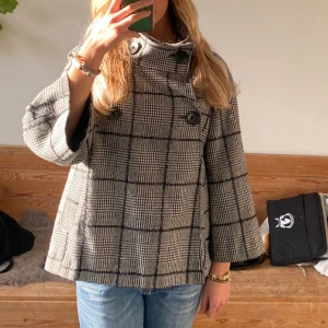 Trekvartsärmad kappa - Säljer denna så fina trekvartsärmade kappa i svart och vitt mönster❤️‍🔥❤️‍🔥 Passar som en stor M