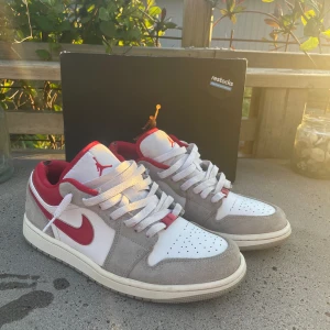 Jordan 1 low - Hej, säljer nu mina jordan 1 low som är sparsamt använda. Skorna är köpta från restock.net för ca 1900kr så dom är 100% äkta. Om fler bilder önskas hör av dig.  (Köparen står för frakt)