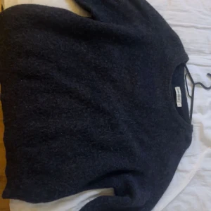 carin wester tröja - En jätte fin tjockare tröja från Carin wester. Knappt använd då den var lite liten på mig. Jätte fin blå färg