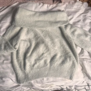 Off shoulder-tröja stickad - Väldigt fin och gosig off shoulder-tröja💕 använt en gång