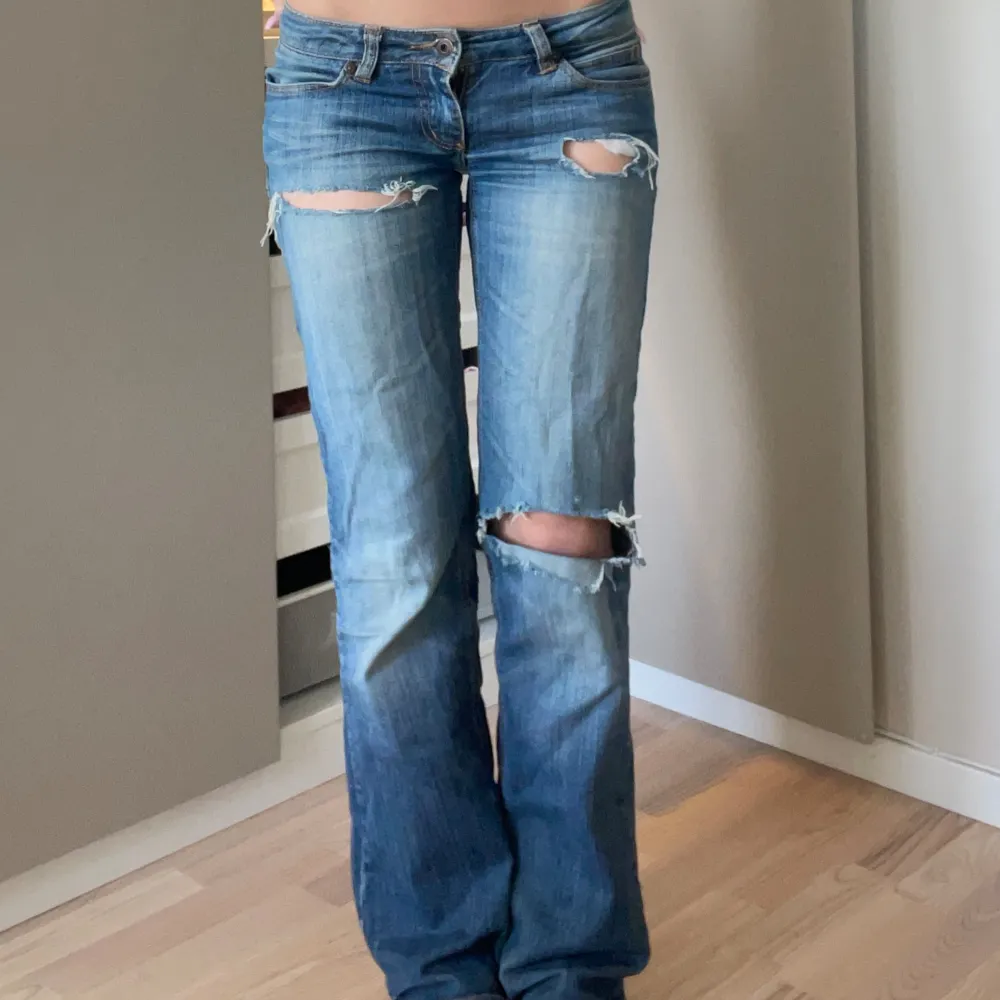 jättelågmidjade jeans från only! Klippt hålen själv, de är i bra skick men liite slitna längst ner💓. Jeans & Byxor.