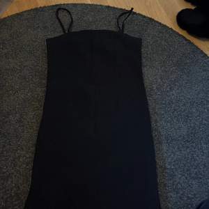 3 svarta klänningar som kommer i ett paket. alla i storlek s, från olika märken, aldrig använda