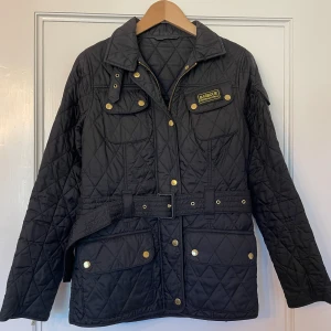 Barbour jacka dam - Barbour jacka dam, storlek 38.  Knappt använd,  original pris 2 400 kr