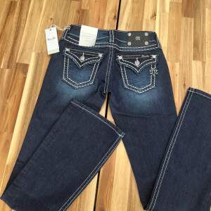 Helt nya low-rise bootcut Miss Me jeans, stl 26/34. Färg dark blue. Säljs då jag vann dessa i en tävling med de är förstora. Nypris 2295kr. Lämna bud genom att föreslå pris.