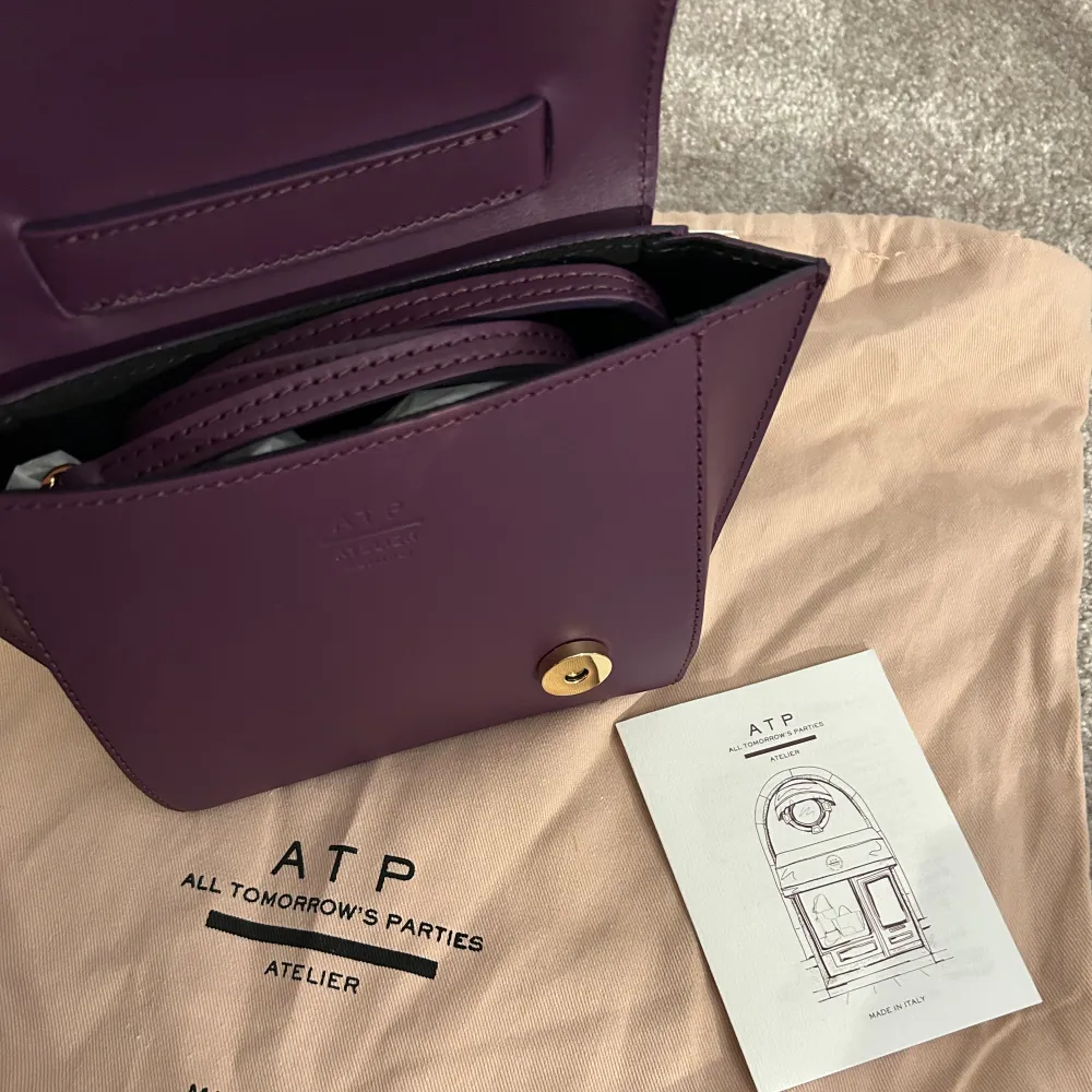 Helt ny lila ATP handväska med prislappen kvar💓 Inga defekter💞den säljs inte längre! Nypris = 3600. Väskor.