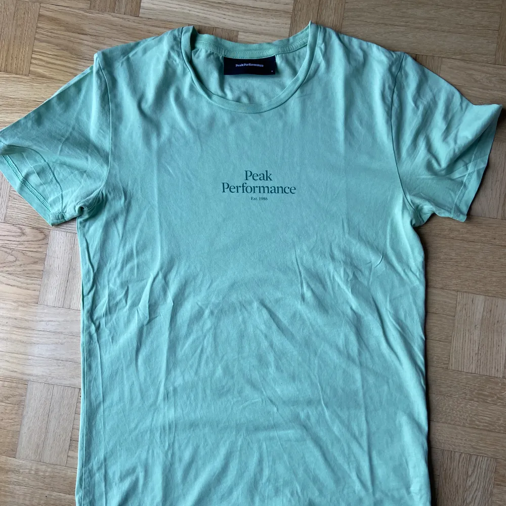T-shirt  Peak Performance, ljusgrön Storlek : Small,  man  Bomull  Bra skick . T-shirts.