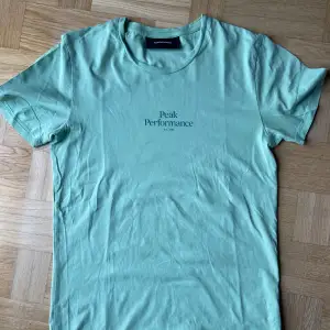 T-shirt  Peak Performance, ljusgrön Storlek : Small,  man  Bomull  Bra skick 