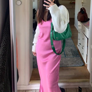 Satin klänning - Jättefin rosa satin klänning från Lindex. Storlek xs men passar s skulle jag säga