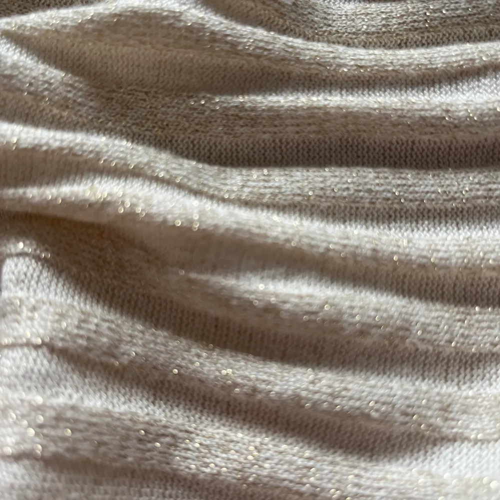 Säljer denna jättefina och stretchiga tröjan från Mango som inte går att köpa längre. Den är Beige färgad med lite guld glitter (syns inte jättetydligt). Den är urringad/ V ringad. Inga defekter eller liknande. Kan skicka fler bilder vid intresse🥰. Tröjor & Koftor.