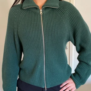 grön stickad kofta från Weekday - jätte fin och bra kvalite dragkedja cardigan från weekday. Den är tung med jätte skönt material, använt ett par gånger men den är i superbra skick! säljer för mycket billigare än ord. pris 💚