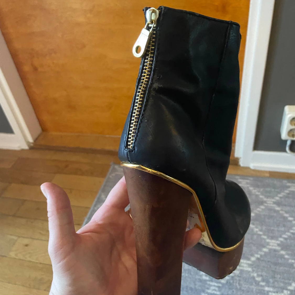 Högklackad stövlett - 91