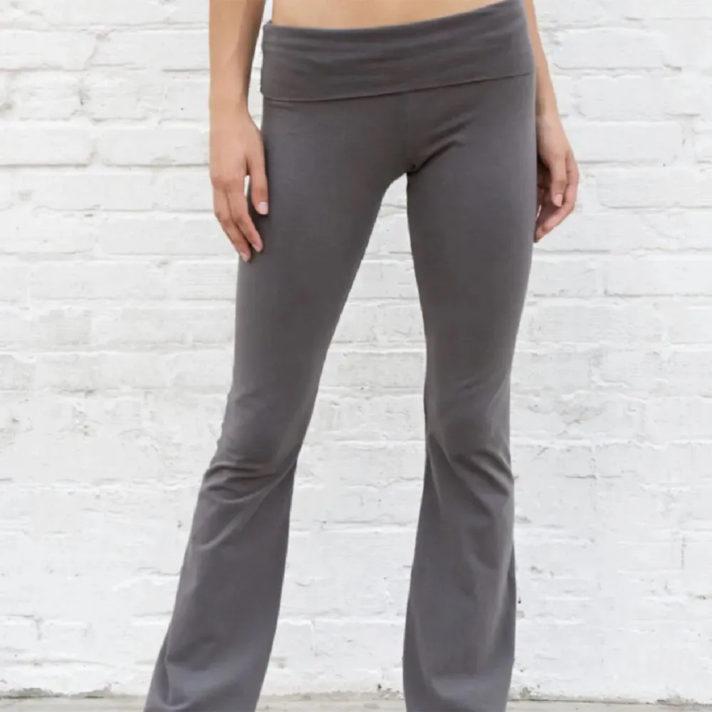Brandy Melville yoga pants i mörk grå. De är väl använda och i helt okej skick (kontakta för bilder). Säljer för att jag vill bli av med de💞 köpta för 300. Jeans & Byxor.