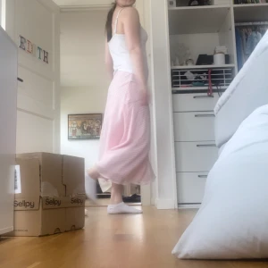 Långkjol - Supersöt Långkjol i rosa som är perfekt i sommar. Tyvärr för liten för mig 💖💖💖