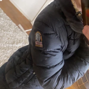 Pjs jacka dam - Skit snygg jacka , den är i tunn modell så kanske inte något o ha på vintern. Vet ej om äkta eller inte! Lite söndrig inuti jackan men inte något man ser