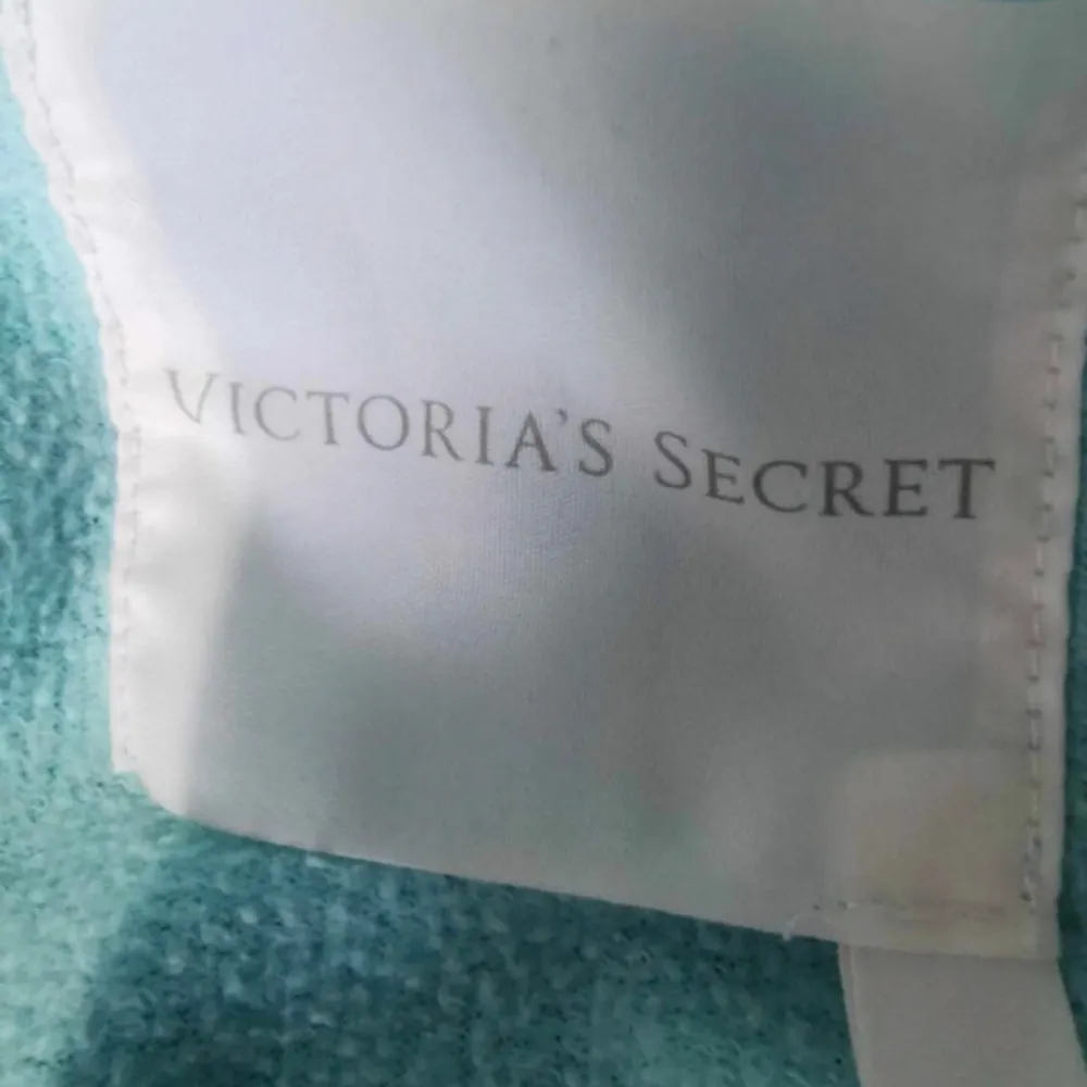Blå Victorias secret tröja som jag köpt second hand. Är jätte gullig med vingar deljer, får än att känna sig som en vs bombshell modell. Storlek m/s/xs. Tröjor & Koftor.