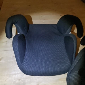  Två stolar till bilen för småbarn. -  Jag säljer två st. Dom är nästan nya och har inga Rivmärken eller sönder.