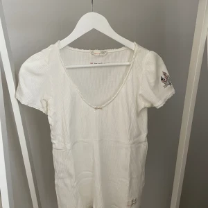 T-shirt Odd Molly - Vit ribbad T-shirt från Odd Molly i storlek 2, som motsvarar M. Använd enstaka gånger så mycket bra skick!✨ Köparen står för frakten, kan mötas upp i Kalmar!