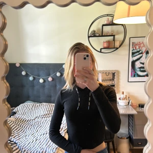 Tunn hoodie från stronger - Säljer denna snygga hoodie från stronger! Använd ett fåtal gånger, inga tecken på användning. Tröjan är ribbad och tajt med text på snörena! 🖤🤍 Pris går att diskutera!!!