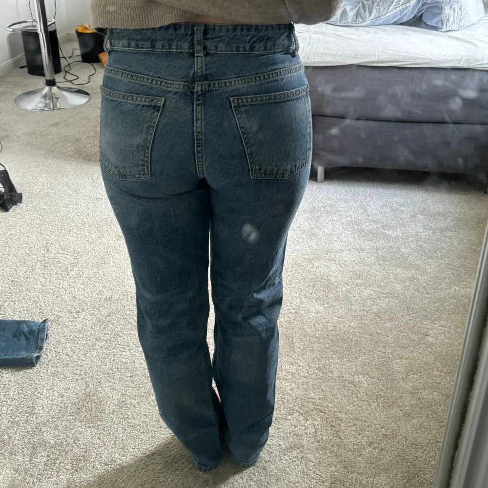 Straight jeans från zara i jätte fin tvätt, jag är 161🤍. Jeans & Byxor.