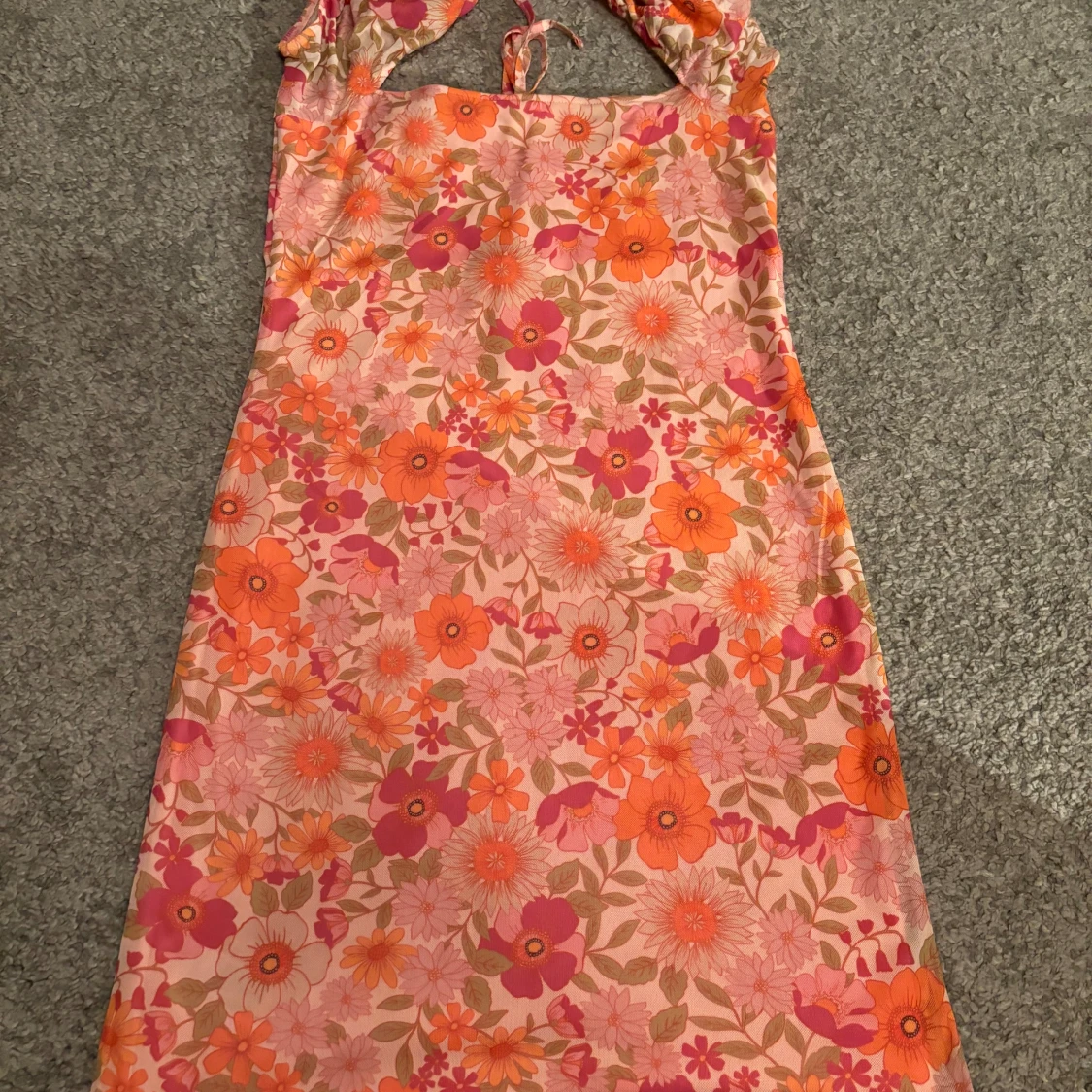 En kort blommig klänning från Primark  - 90