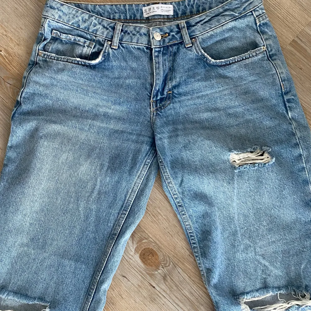 Low waist jeans i fint skick!  Sparsamt använda, som nya!  Normal i storleken.. Jeans & Byxor.