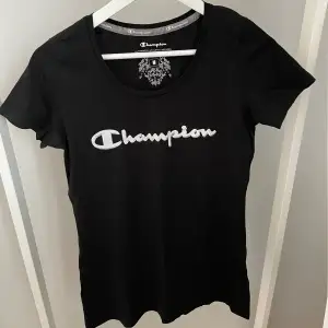 Svart T-shirt från Champion med logga i storlek M. Använd fåtal gånger så mycket bra skick✨ Köparen står för frakten, kan mötas upp i Kalmar!